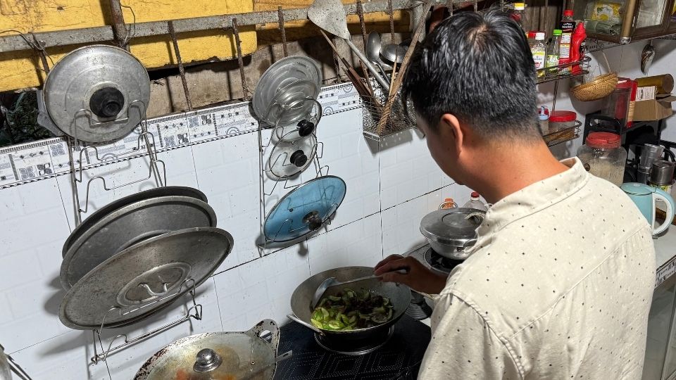 Nguoi lao dong can nhac ky khi chon mua rau cu cho bua an hang ngay. Anh: Hoang Loc