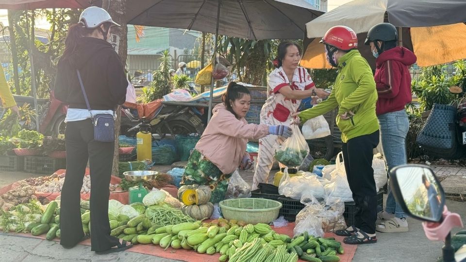 Tieu thuong cho biet mua lon keo dai khien nguon rau giam, gia tang cao. Anh: Hoang Loc