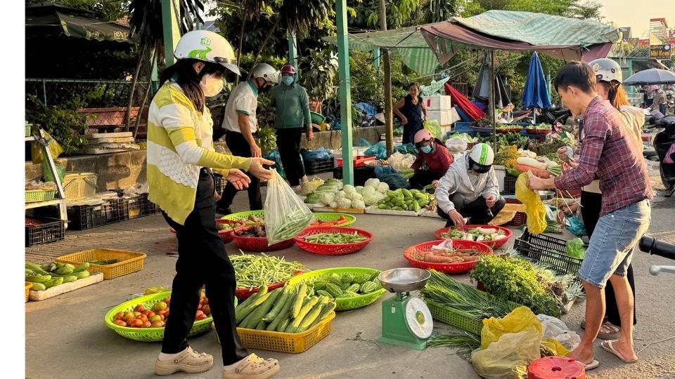 Los precios de las verduras en los mercados populares aumentan dia a dia ejerciendo presion sobre los trabajadores. Foto: Hoang Loc