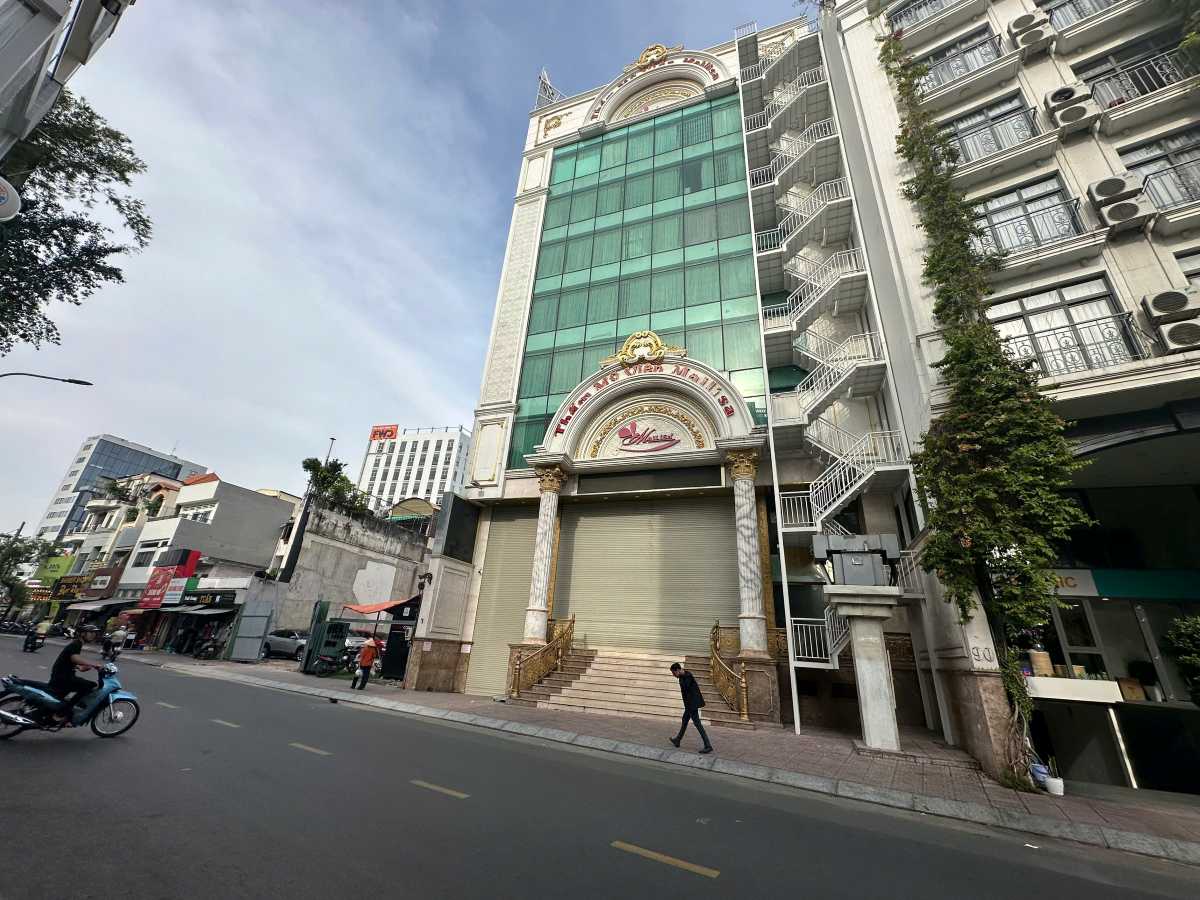 Khu vuc truoc toa nha tham my vien Mailisa vang ve. Anh: Minh Tam