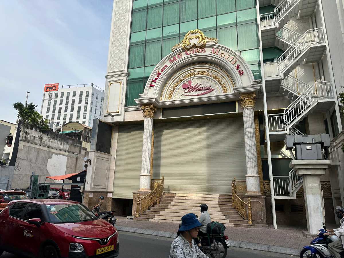 Toa nha tham my vien Mailisa tren duong Huynh Van Banh (phuong Cau Kieu) dong cua, dung hoat dong. Anh: Minh Tam