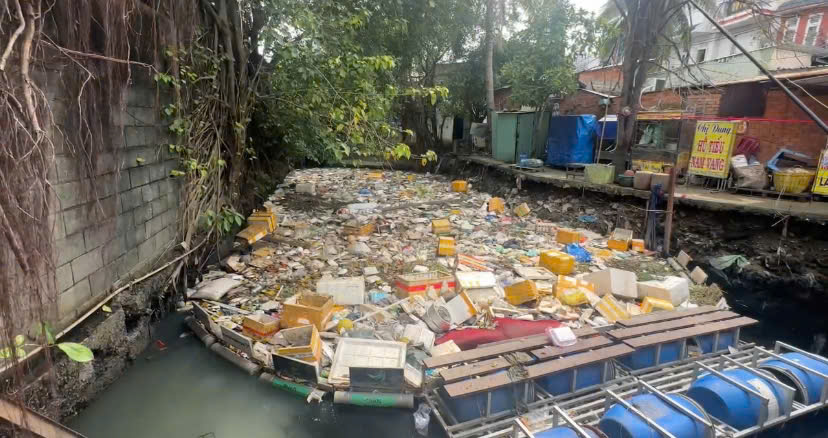 地方自治体が積極的に広報活動を行い、人々に川にゴミを捨てないように働きかけているにもかかわらず、ヒヴォン川の汚染状況は依然として継続的に再発しています。写真:タイ・バオ.