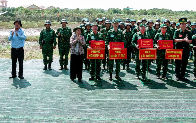 Dai dien lanh dao Thanh uy, UBND thanh pho Can Tho va Bo tu lenh BDBP, Bo chi huy quan su thanh pho Can Tho tang qua cho cac luc luong tham gia dien tap. Anh: Van Long