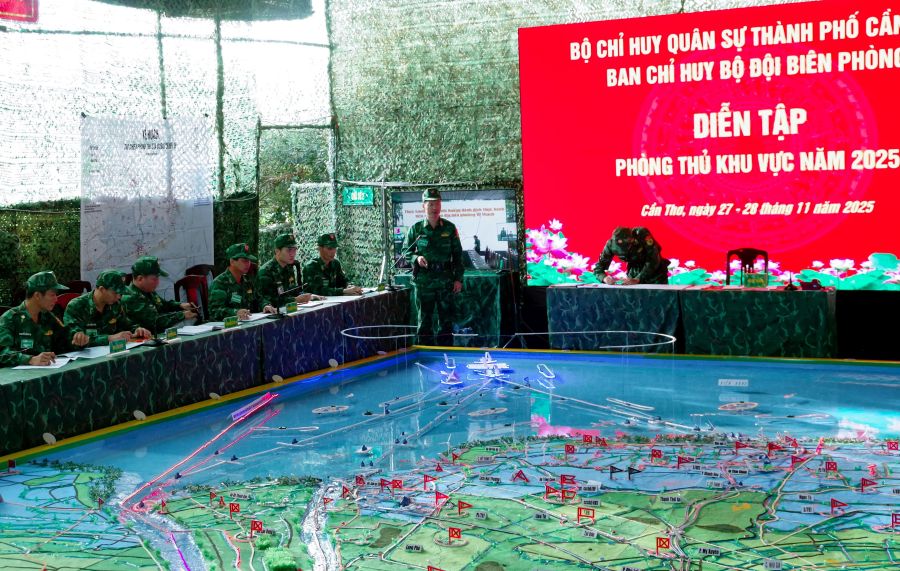 Thuc hanh tac chien phong thu, xu tri tinh huong tren sa ban, ban do, Ban chi huy BDBP danh dich tien cong vao dia ban cac xa, phuong ven bien. Anh: Phuong Anh