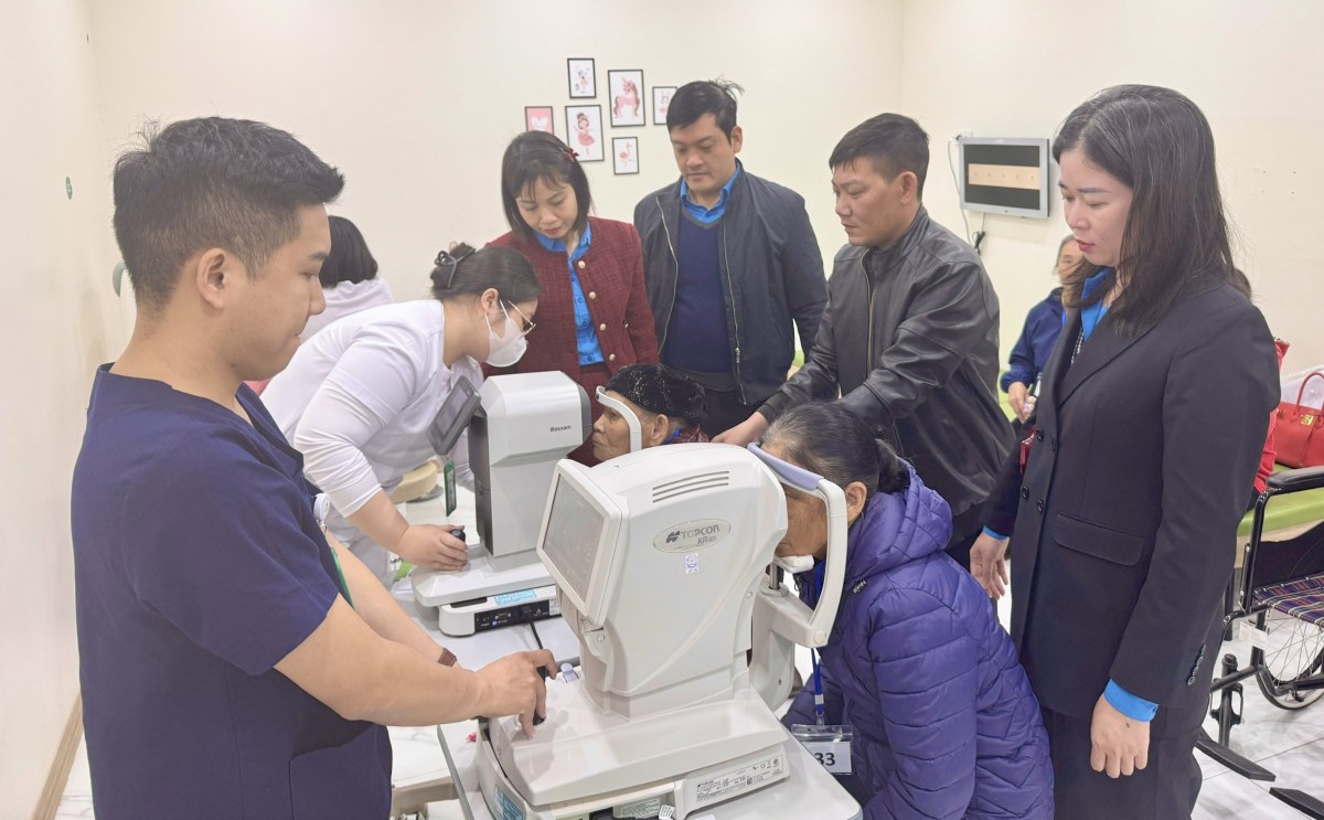 ハイフォン市労働連盟は、労働者とその親族を対象に無料のレンズ検査と交換を企画しています。写真: トゥ・アン