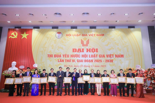 Lanh dao Hoi Luat gia Viet Nam tang bang khen cho cac dien hinh tien tien.  