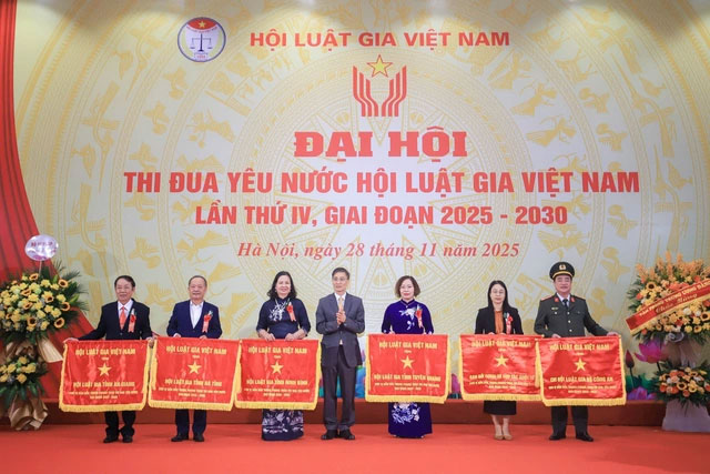 Chu tich Hoi Luat gia Viet Nam tang co thi dua cho cac don vi dien hinh tien tien.  