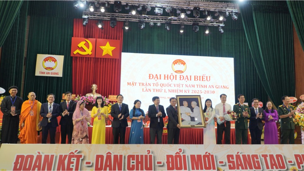 Pho Bi thu Dang uy MTTQ, cac doan the Trung uong Ngo Van Cuong tang dai hoi buc anh Bac Ho va Bac Ton - bieu tuong cua tinh than doan ket, dai doan ket toan dan toc. Anh: Nguyen Anh