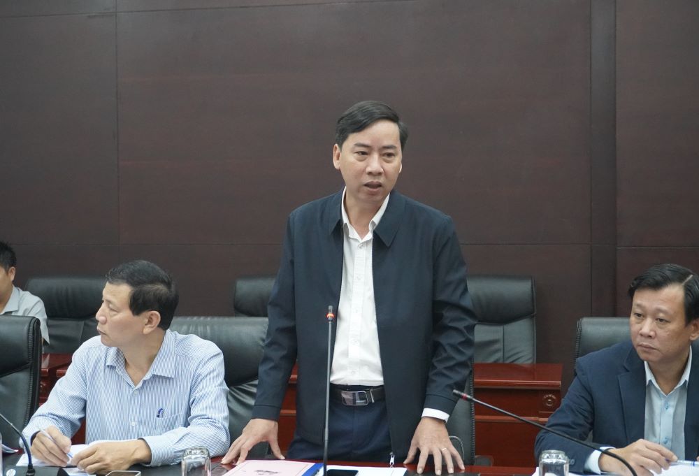 Ong Le Phu Nguyen - Chu tich UBND xa Hoa Vang phat bieu tai buoi lam viec tham van y kien chuyen mon cho ho so de xuat chu truong dau tu du an Khu do thi Hoa Vang. Anh: Tran Thi