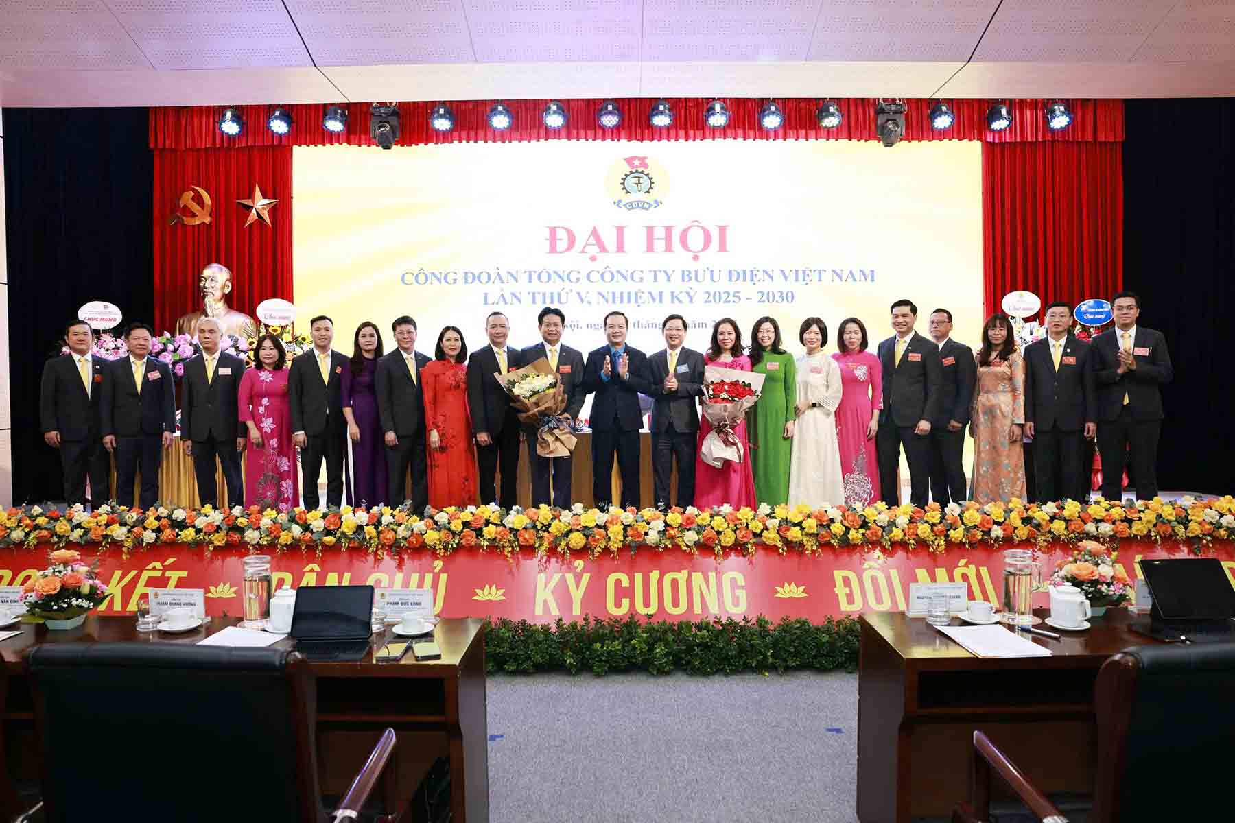 第5回ベトナム郵便総公社労働組合執行委員会、任期2025年から2030年を発表。写真:クオック・バオ
