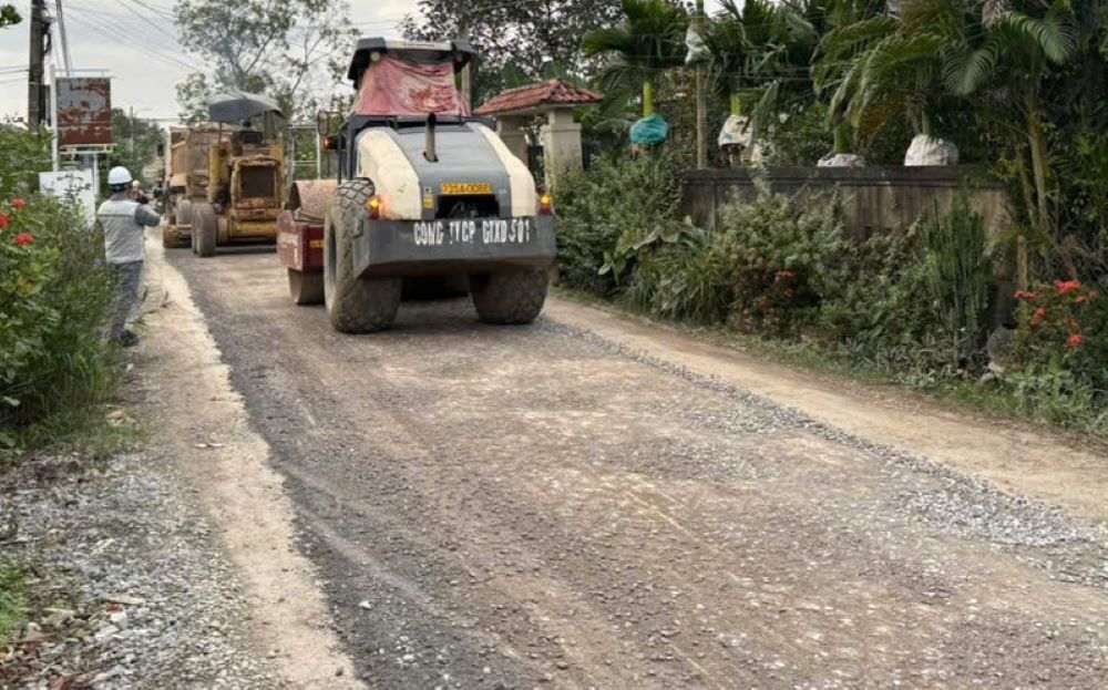 Đơn vị thi công cao tốc sửa tạm tuyến đường dân sinh để người dân đi lại thuận lợi. Ảnh: Hàn Nguyên