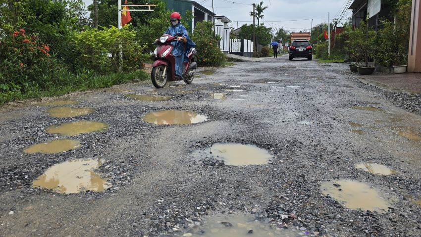 Đường dân sinh vào thôn Vĩnh An trước khi được sửa tạm. Ảnh: Hưng Thơ