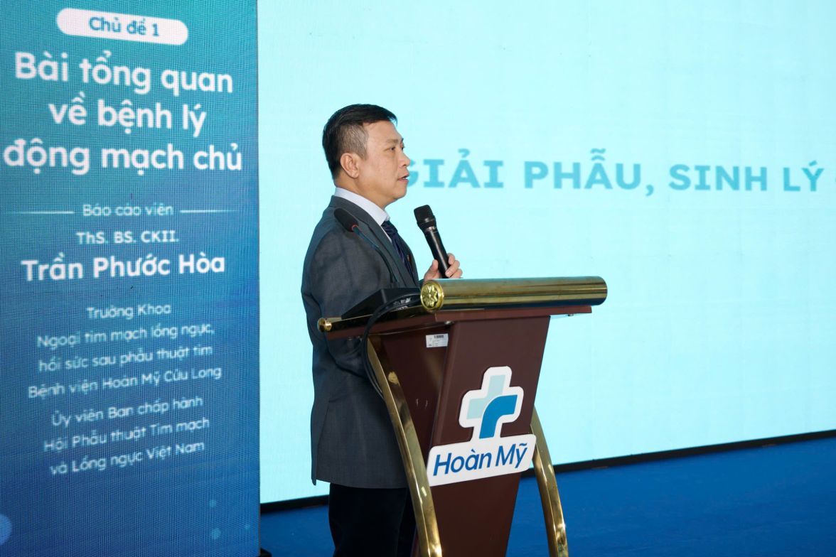 ThS.BS.CKII Tran Phuoc Hoa phat bieu tai hoi nghi. Anh: Ta Quang