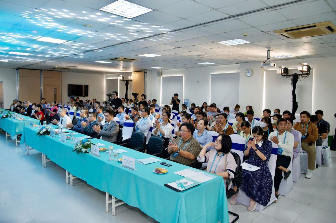 Dai bieu tham du hoi nghi. Anh: Ta Quang