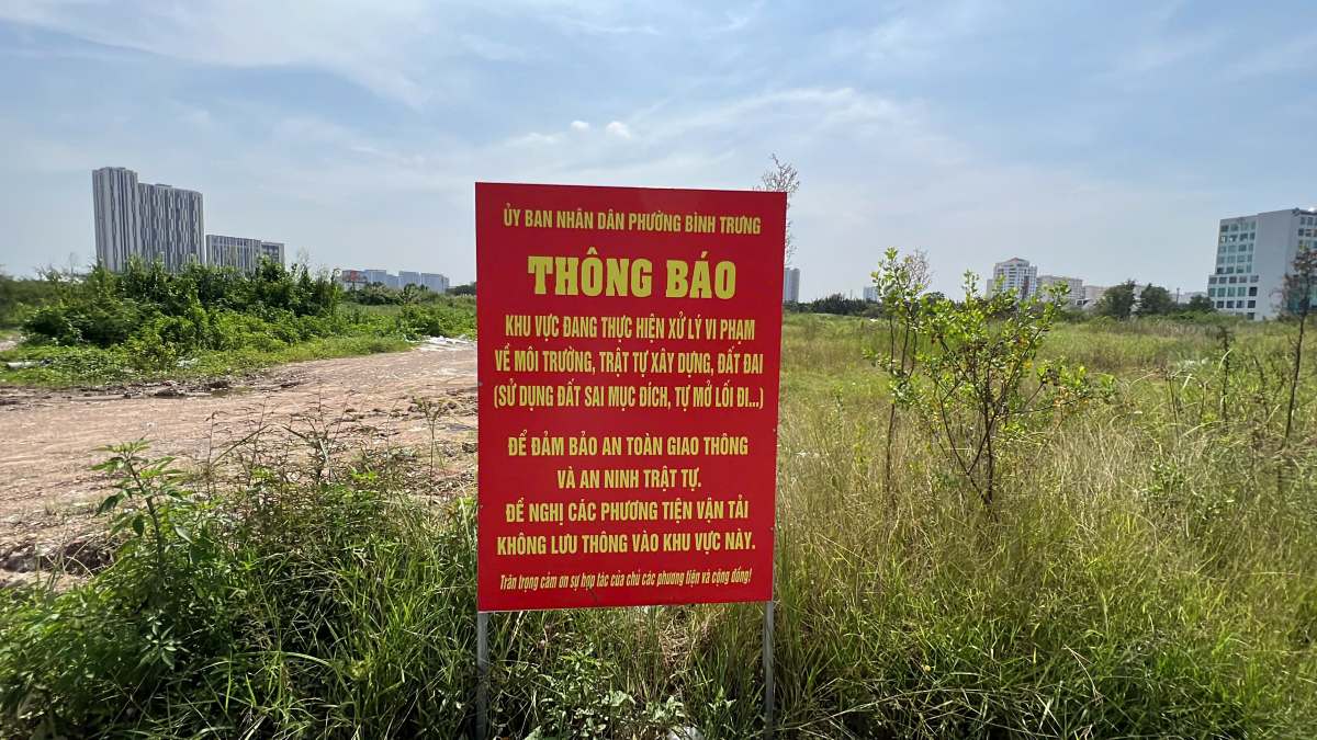 Phuong Binh Trung gan cac bien thong bao ve viec xu ly cum cong trinh san pickleball, san bong da trong du an khu do thi phat trien An Phu. Anh: Nhu Quynh