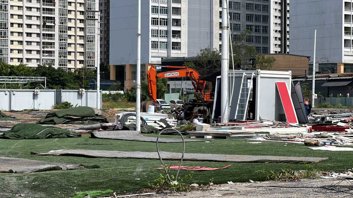 Nguoi dan chu dong thao do cong trinh vi pham tren dia ban phuong Binh Trung. Anh: Nhu Quynh