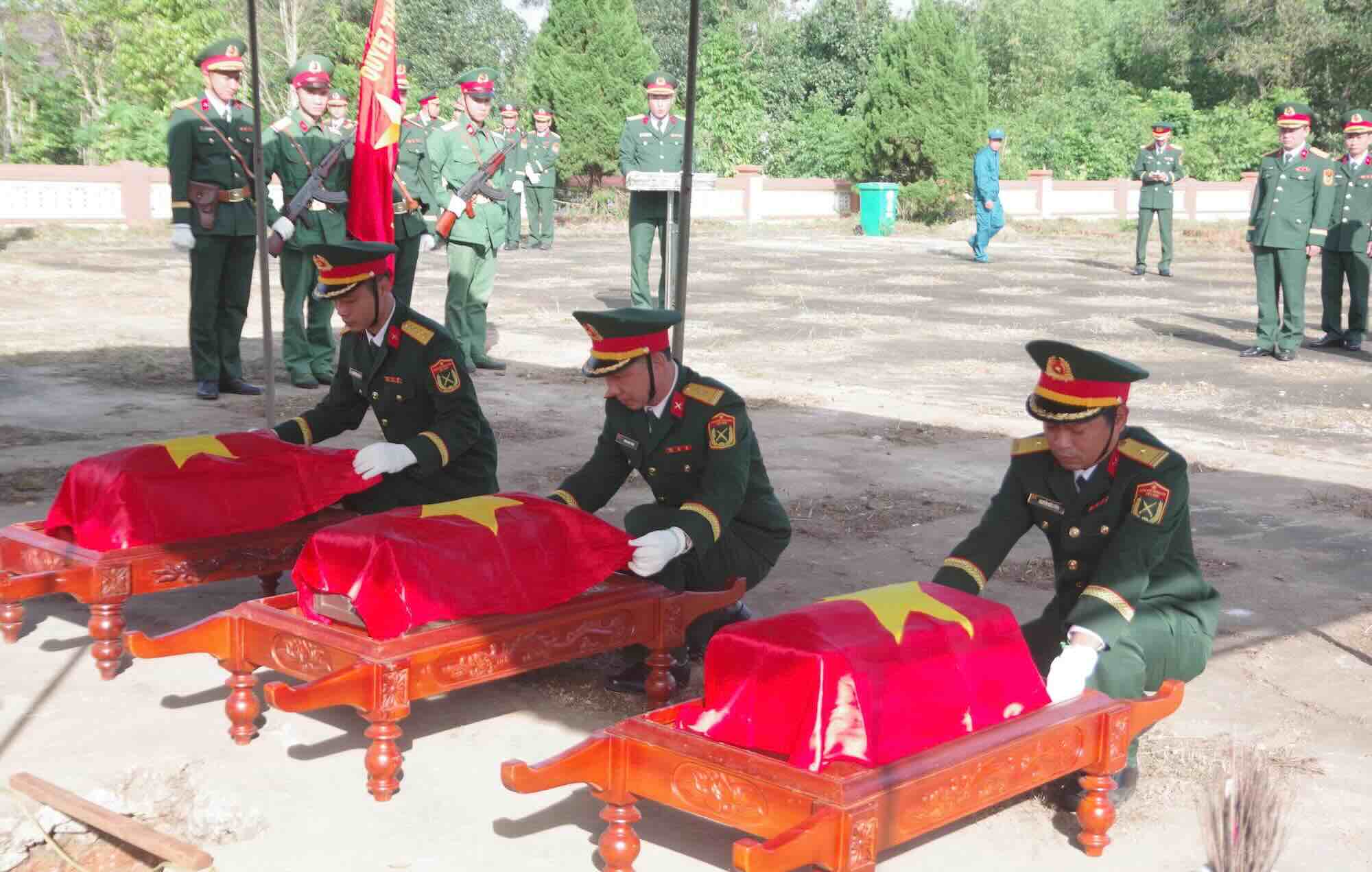 Quang Tri省で追悼、埋葬された3人の戦没者の遺骨。写真:Quang Tri省軍事司令部