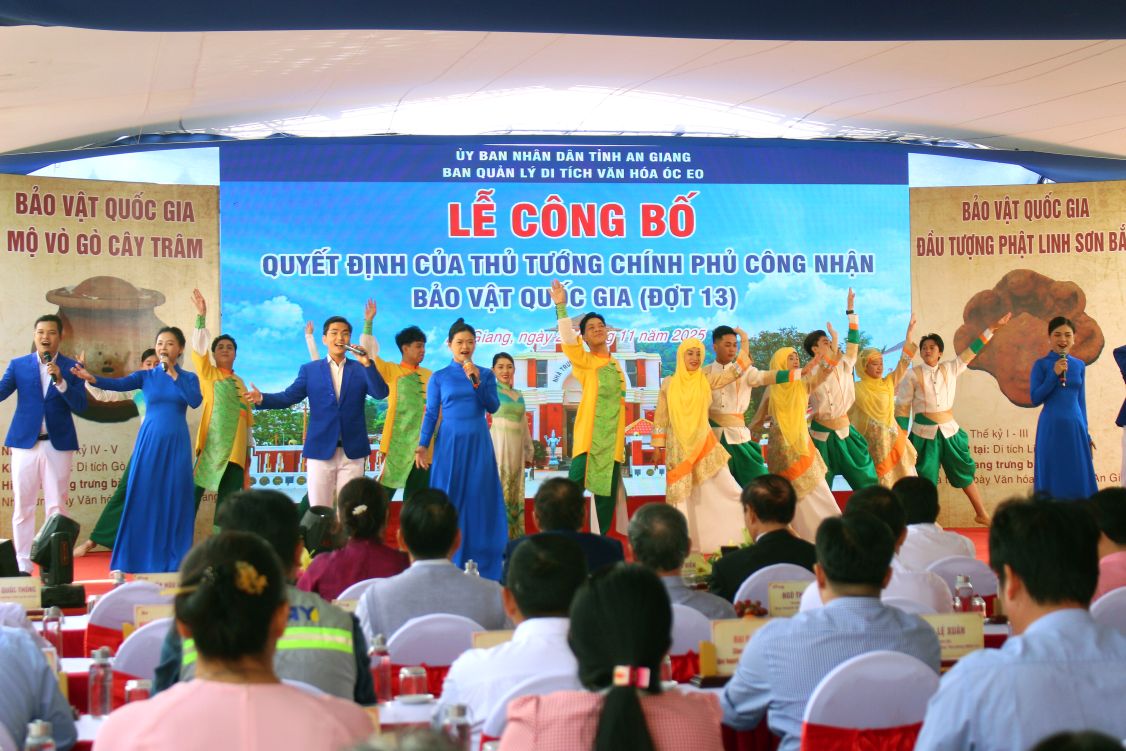 Quang canh le Cong bo Quyet dinh cua Thu tuong cong nhan 2 Bao vat quoc gia. Anh: Lam Dien 