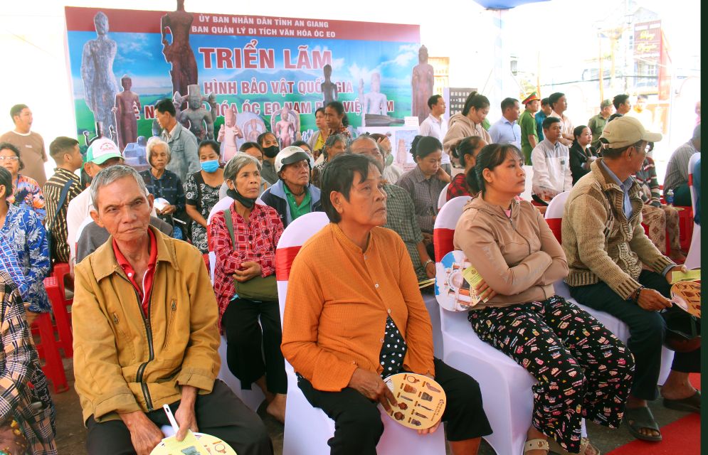 Nguoi dan dia phuong tai le cong bo Quyet dinh cua Thu tuong Chinh phu cong nhan Bao vat quoc gia. Anh: Lam Dien