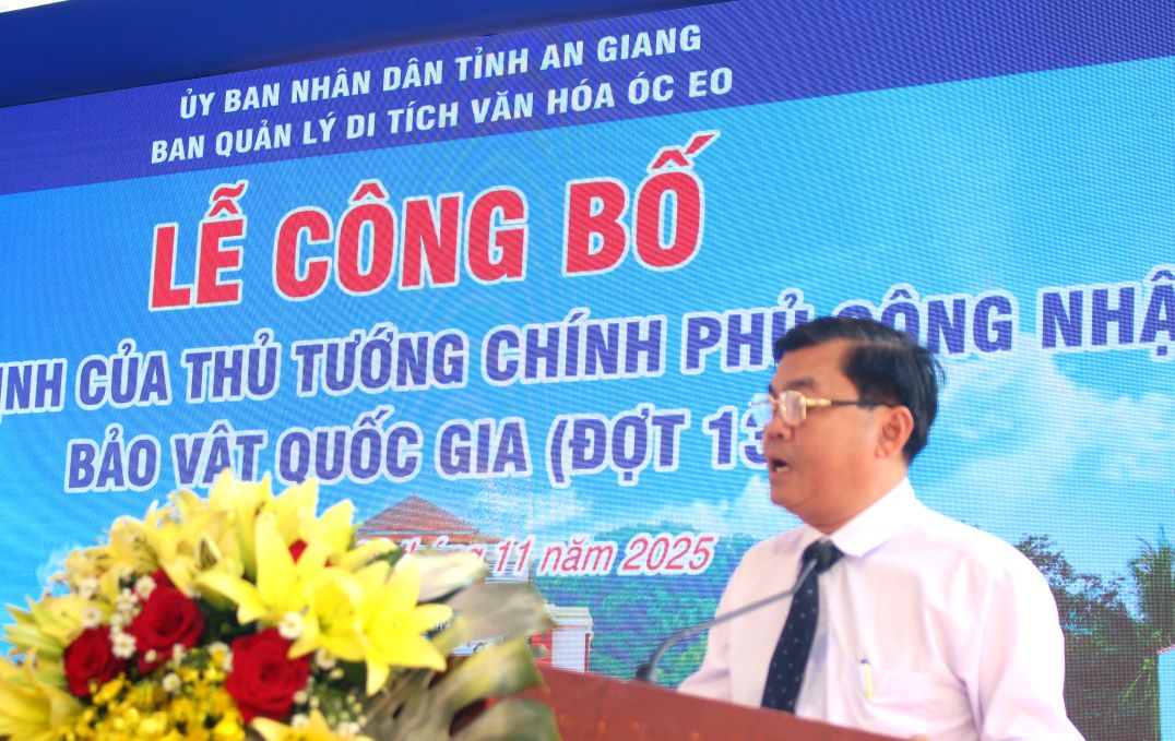 Ong Nguyen Khac Nguyen bao cao qua trinh phat hien va lap ho so de nghi cong nhan Bao vat quoc gia cua 2 hien vat. Anh: Lam Dien 