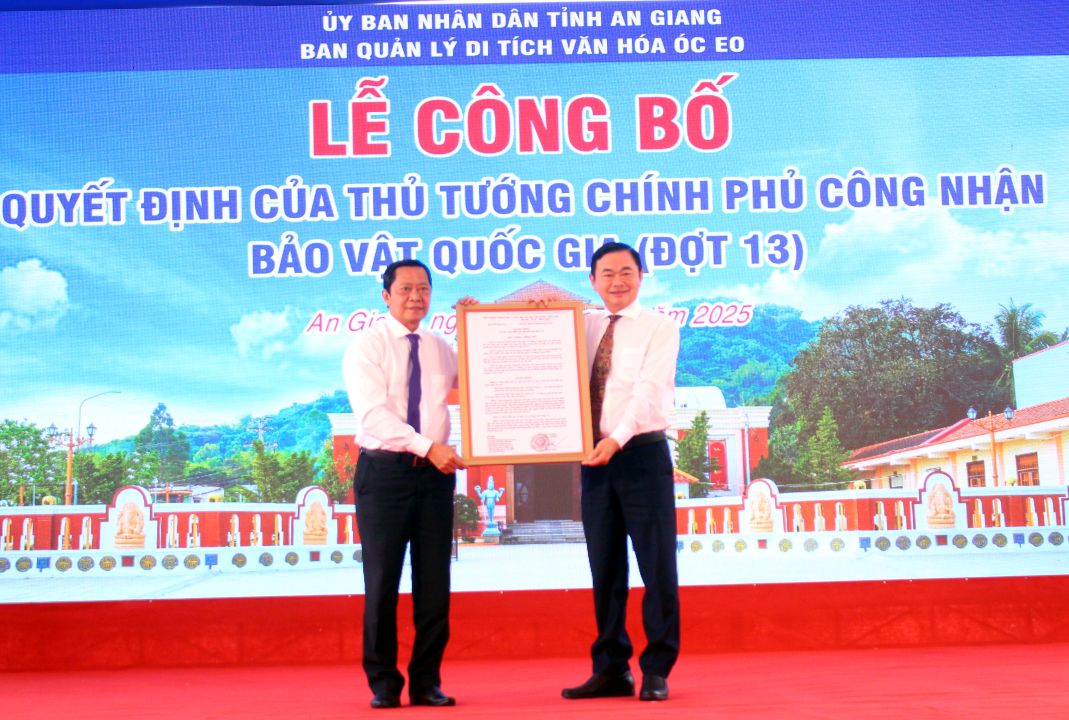 Ong Nguyen Khanh Hiep  - Giam doc So Van hoa va The thao tinh An Giang (trai anh) trao Quyet dinh cong nhan 2 hien vat la Bao vat quoc gia. Anh: Lam Dien