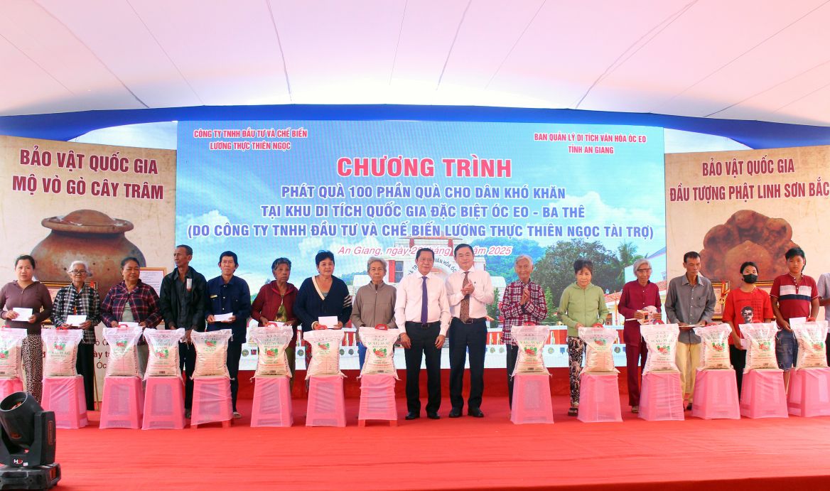 Tang qua cho 100 ho co hoan canh kho khan. Anh: Lam Dien