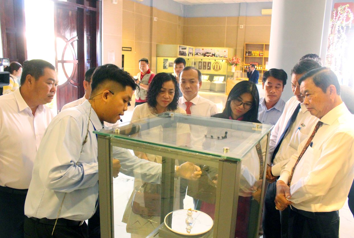 Cac dai bieu tham quan hien vat van hoa Oc Eo tai nha trung bay. Anh: Lam Dien