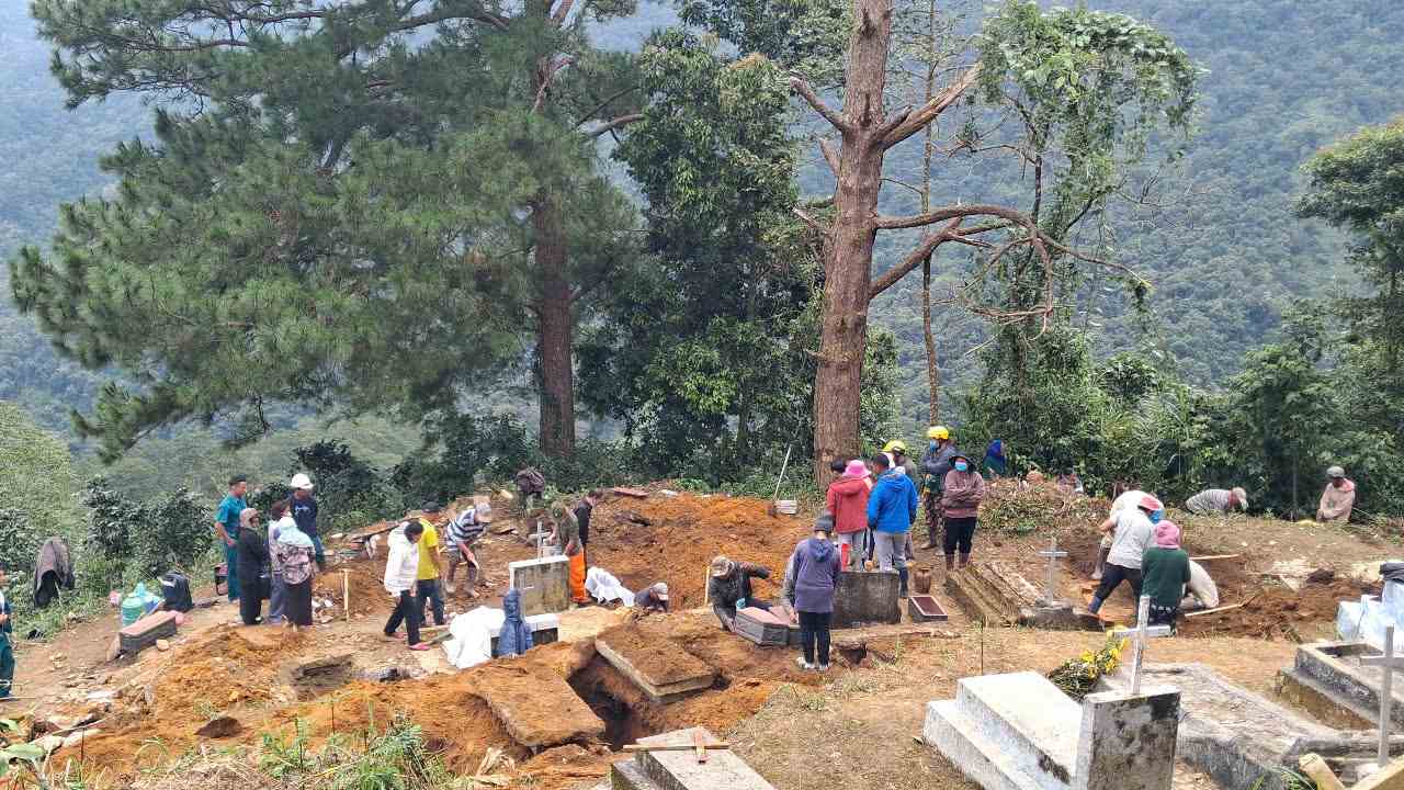 ダムロン4コミューン（ラムドン）は、大きな亀裂が長く続く丘の上に40基の墓を移設した。写真: フック・カーン