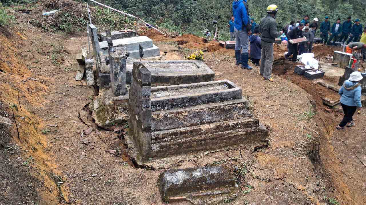 Vet nut lon chay dai tai qua doi dang co 40 ngoi mo o xa Dam Rong 4. Anh: Phuc Khanh