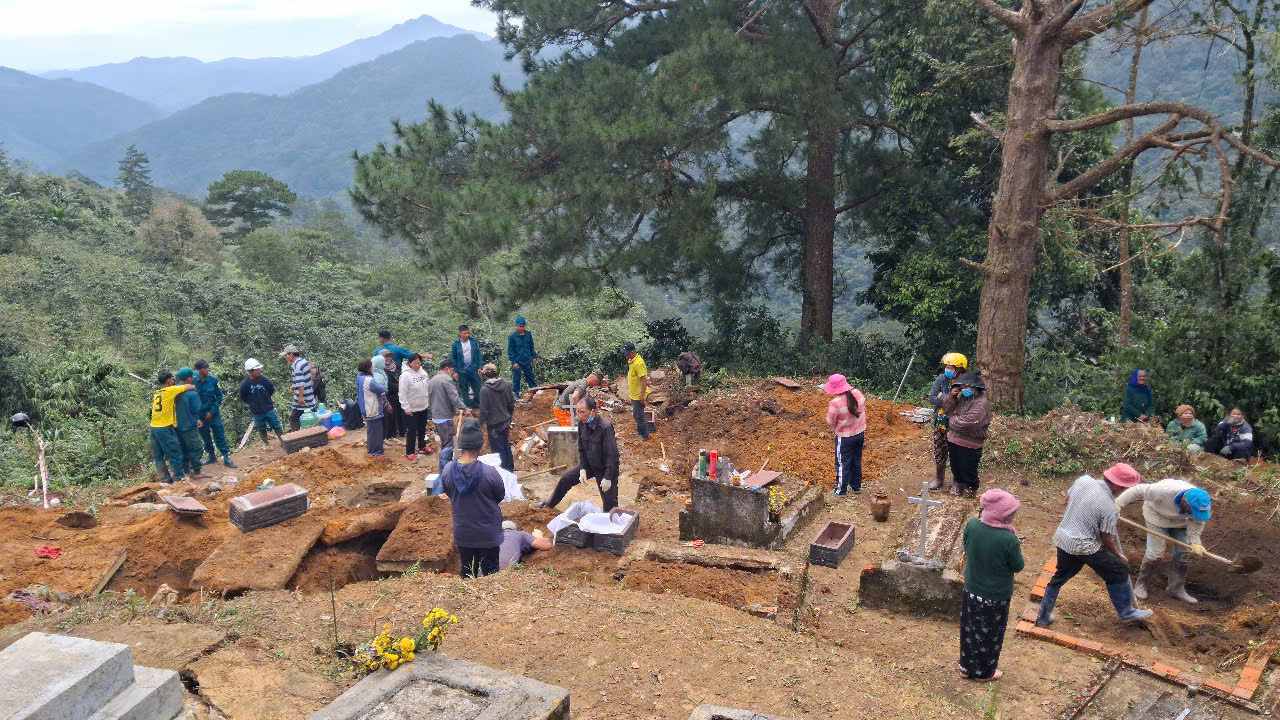 Luc luong chuc nang ho tro nguoi dan di doi hang chuc ngoi mo nguoi qua co tai qua doi bi nut den noi an toang moi. Anh: Phuc Khanh