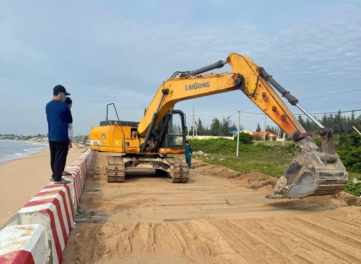 Cac phuong tien co gioi den don dep cat tai hien truong. Anh: Duy Tuan