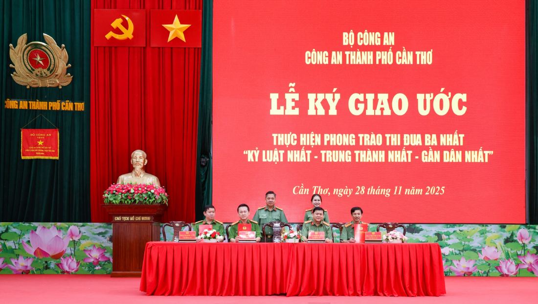 Cac Cum thi dua thuoc Cong an TP ky giao uoc thi dua tai buoi le. Anh: Cong an Can Tho