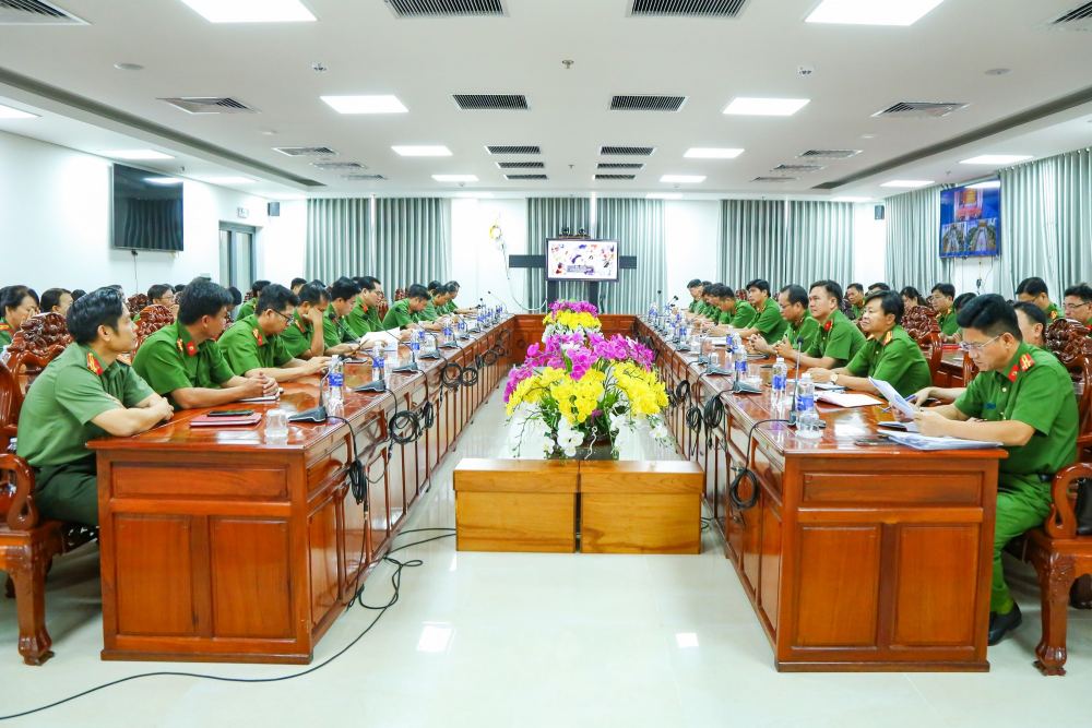 Hoi nghi duoc ket noi den Hoi truong truc tuyen Cong an thanh pho tai phuong Phu Loi. Anh: Cong an Can Tho