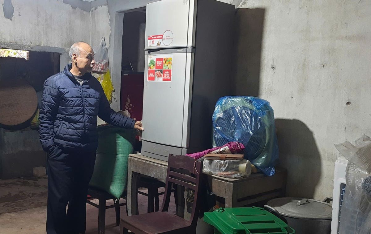 人々は大雨の際に頻繁に浸水するため、冷蔵庫は被害を避けるために高い場所に置かなければなりません。写真:Hung Tho