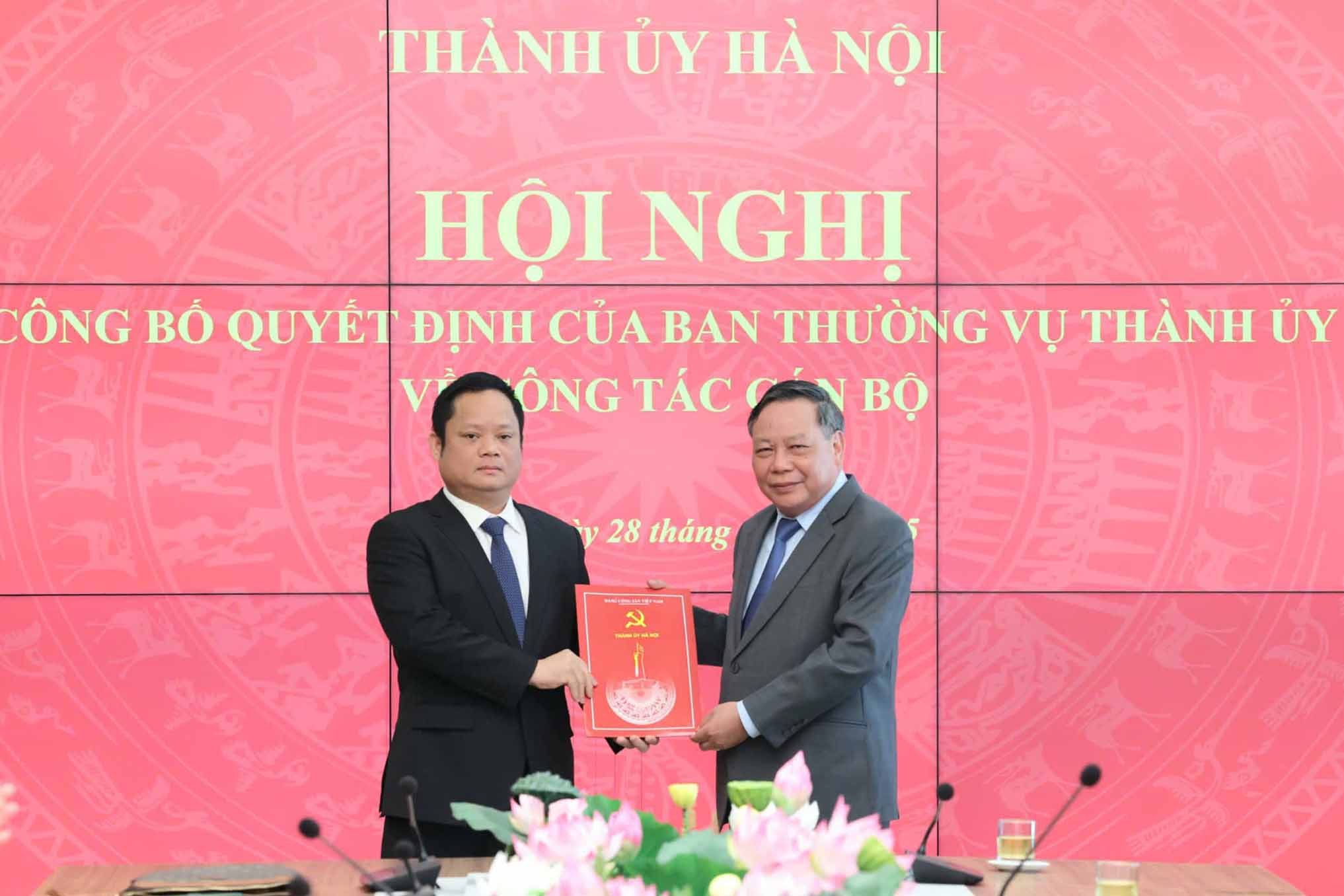 Mr. Vu Minh Tuan (left) was appointed Deputy Head of the Hanoi Party Committee's Propaganda and Mass Mobilization Department. Photo: Viet Thanh