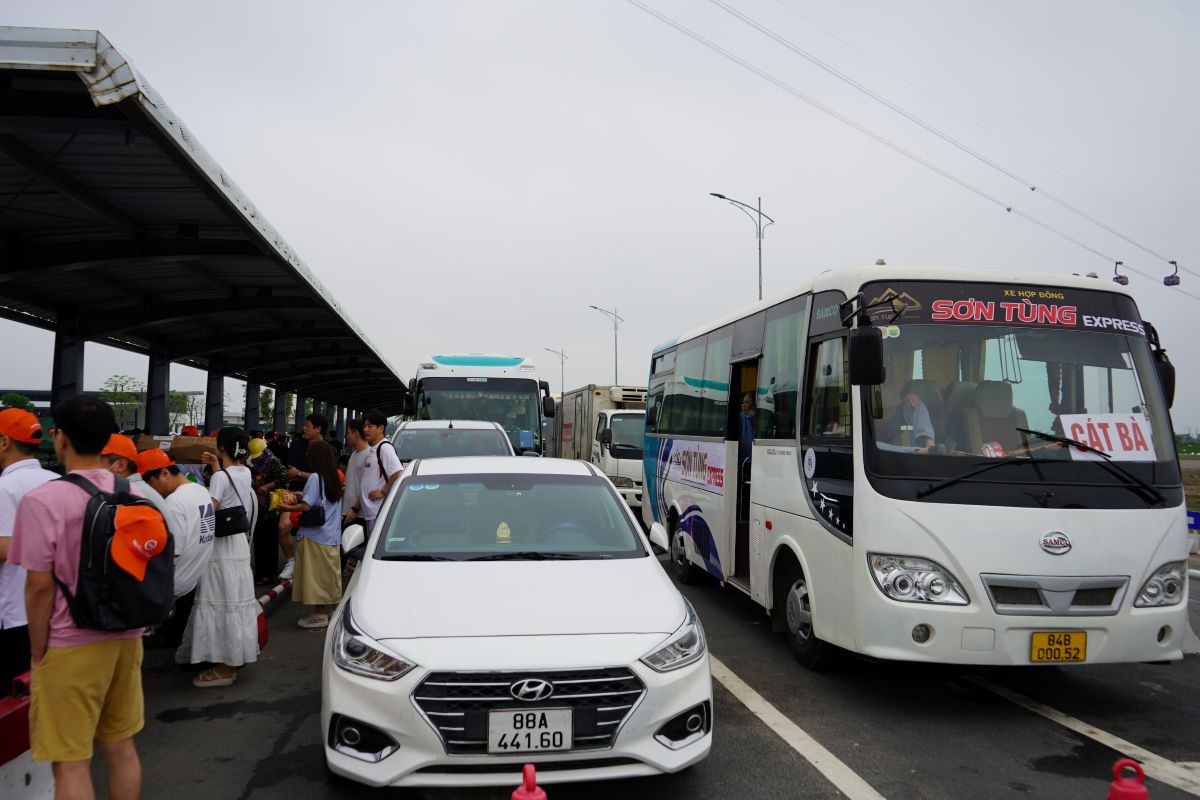El distrito de Cat Hai Hai Phong esta implementando un plan para restringir la circulacion de vehiculos desde 29 lugares de gasolina/dàu al centro de Cat Ba. Foto: Mai Dung