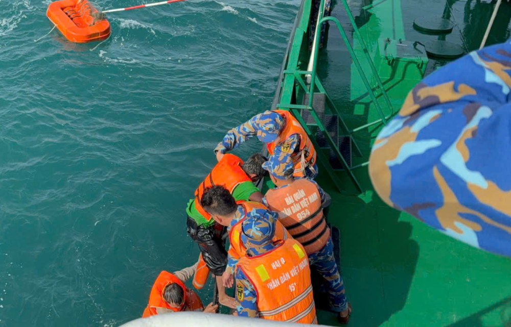 第 5 地域海軍はフーコック海域で遭難した 2 人を直ちに救助した。写真: 海軍地域 5 司令部