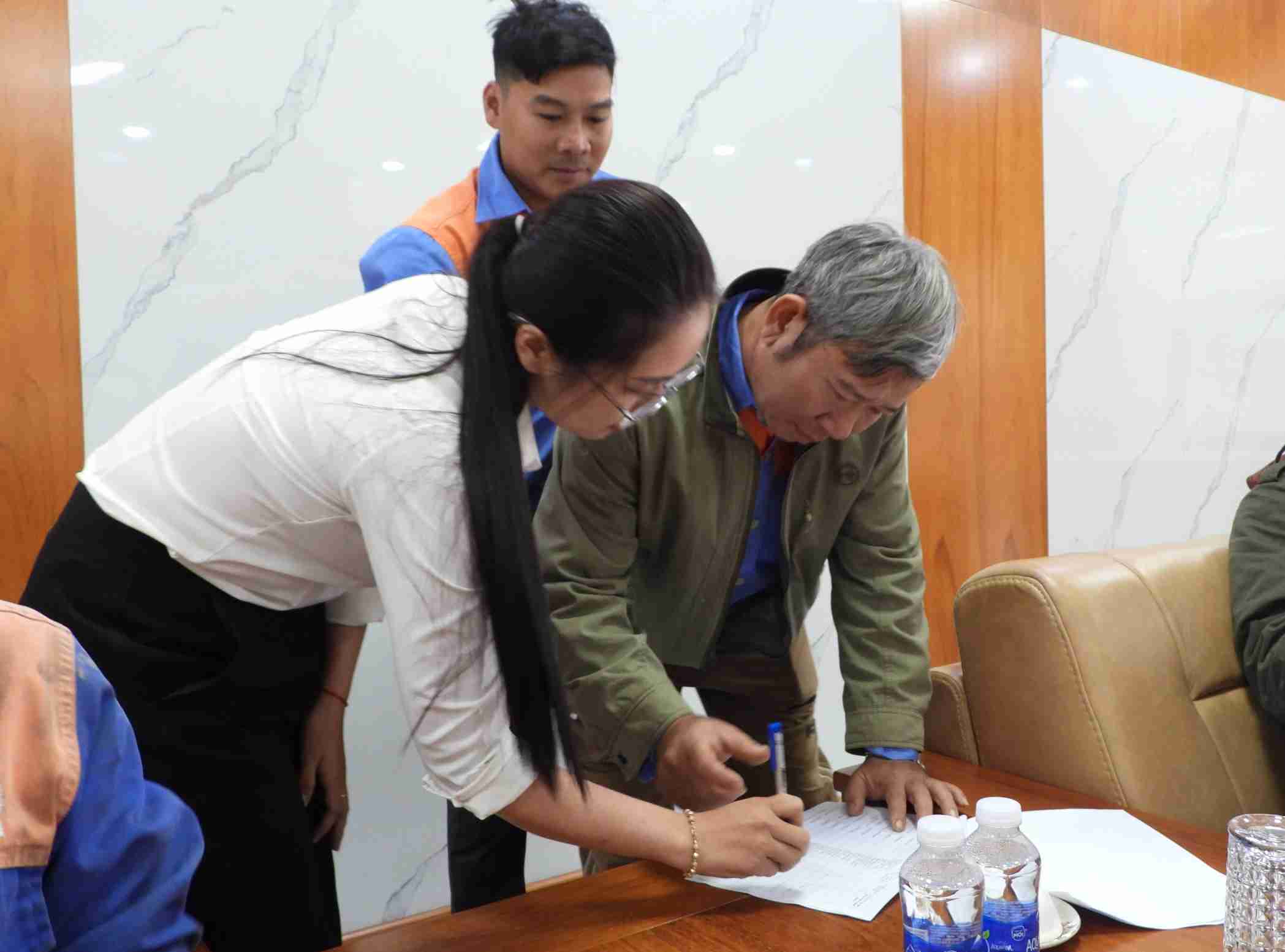 Nhieu cong nhan lam vao canh trang tay sau con lu du. Anh: Bao Trung