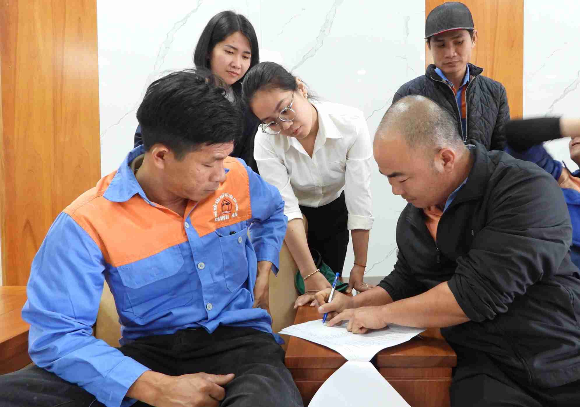 Danh sach cong nhan duoc nhan ho tro duoc lua chon ky luong, dung doi tuong bi anh huong boi thien tai. Anh: Bao Trung