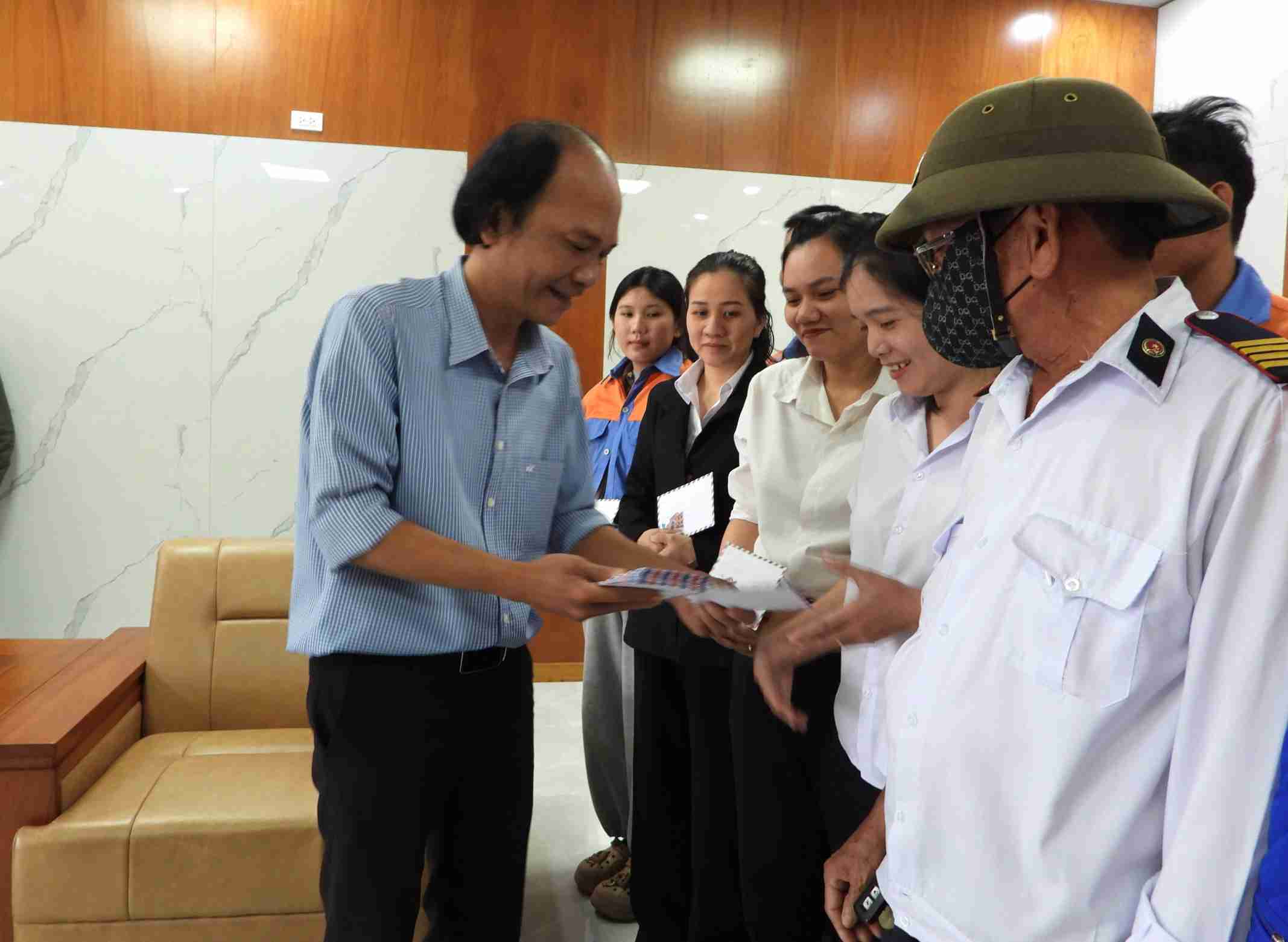 Tran Thanh Tuan 동호아 구 노동조합 부위원장이 노동자들에게 선물을 직접 전달하고 있습니다. 사진: Bao Trung