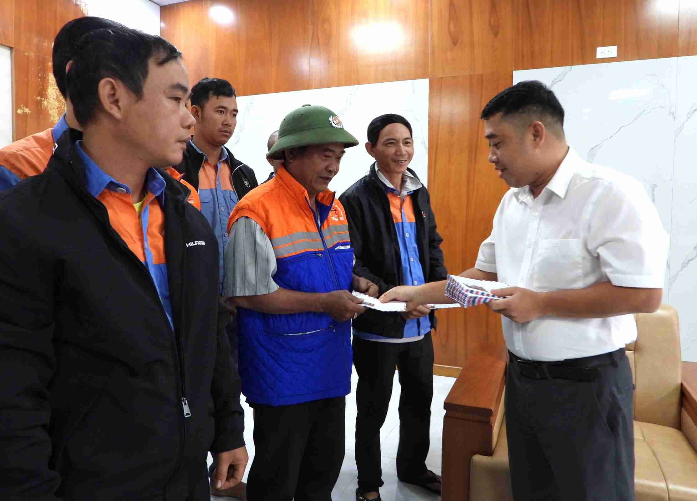 Dai dien Quy Xa hoi Tu thien Tam long Vang trao cac suat qua cho cong nhan lao dong bi anh huong boi mua lu. Anh: Bao Trung