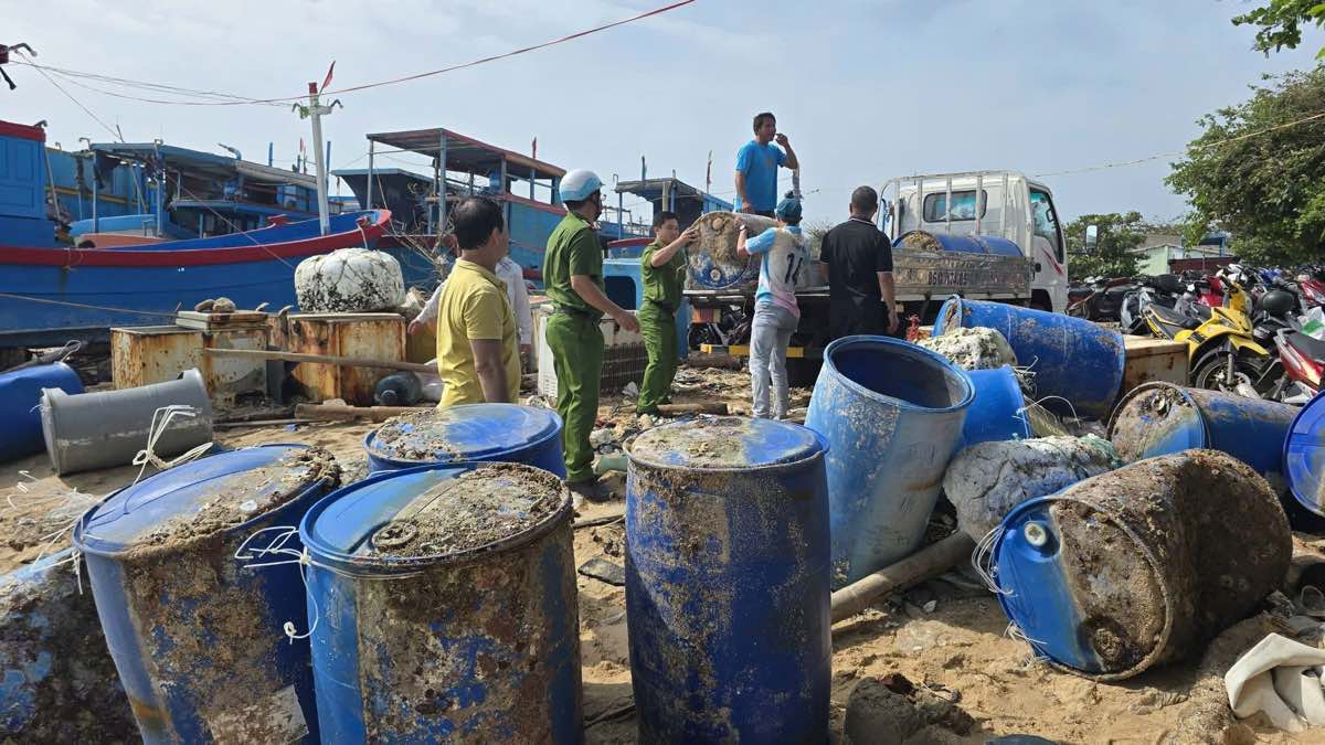 Cong an ho tro nguoi dan khac phuc thiet hai. Anh: Duy Tuan 