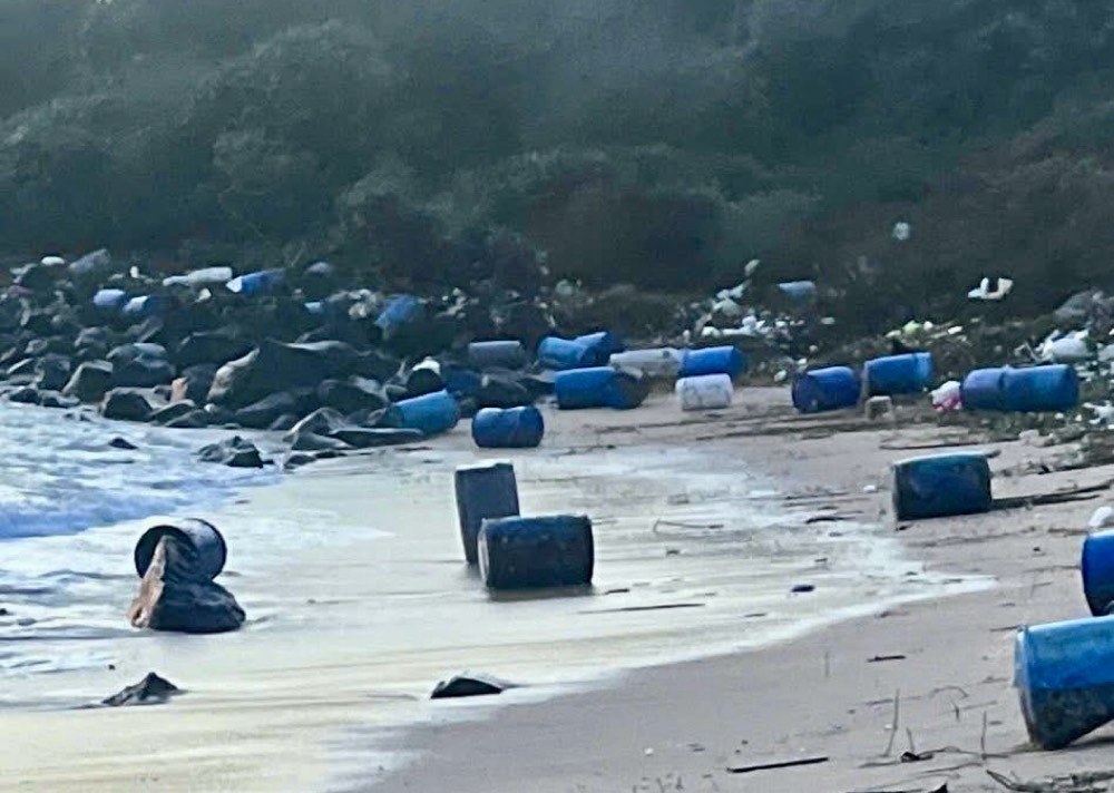 Hang loat thung phuy tren cac be noi bi troi dat vao bo. Anh: Duy Tuan 