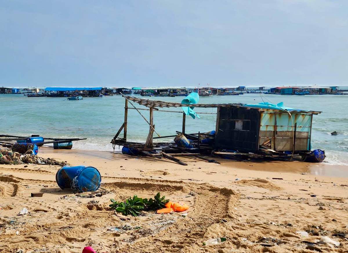 Mot long be nuoi thuy san bi song to danh troi dat vao bo bien Phu Quy. Anh: Pham Duy 