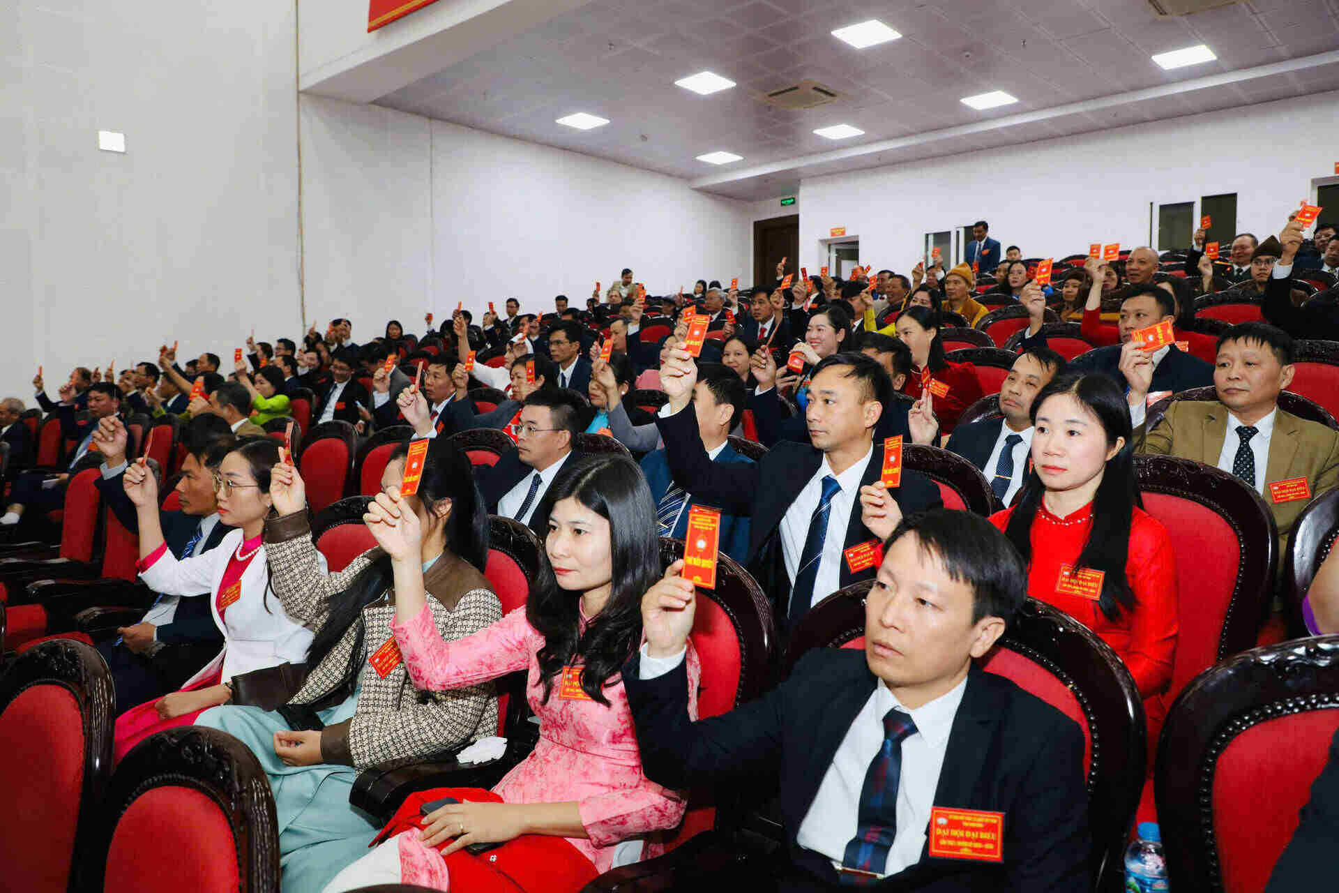 Cac dai bieu bieu quyet tai hoi nghi.  Anh: Dieu Anh 