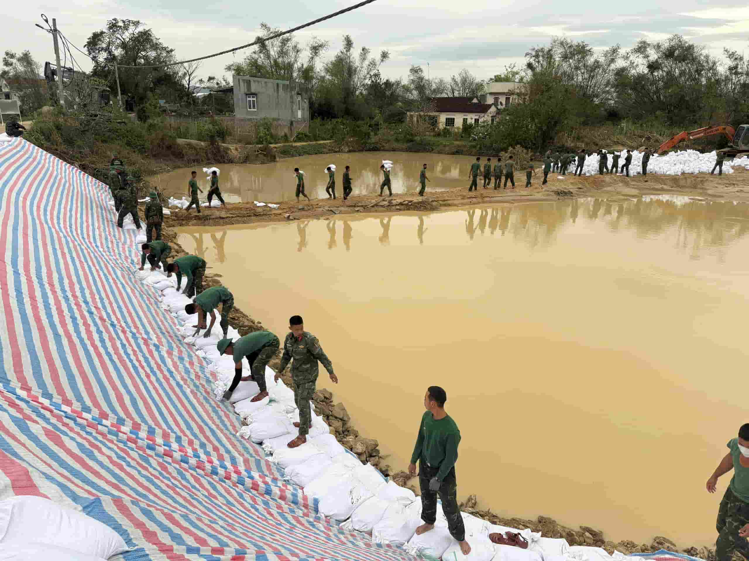 No luc khac phuc doan de bi vo. Anh: Trong Loi