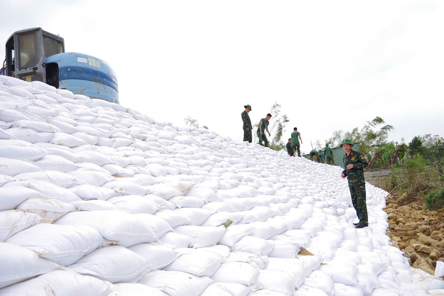 Bo doi to chuc khac phuc, gia co, sua chua doan de bi vo do lu. Anh: Trong Loi 