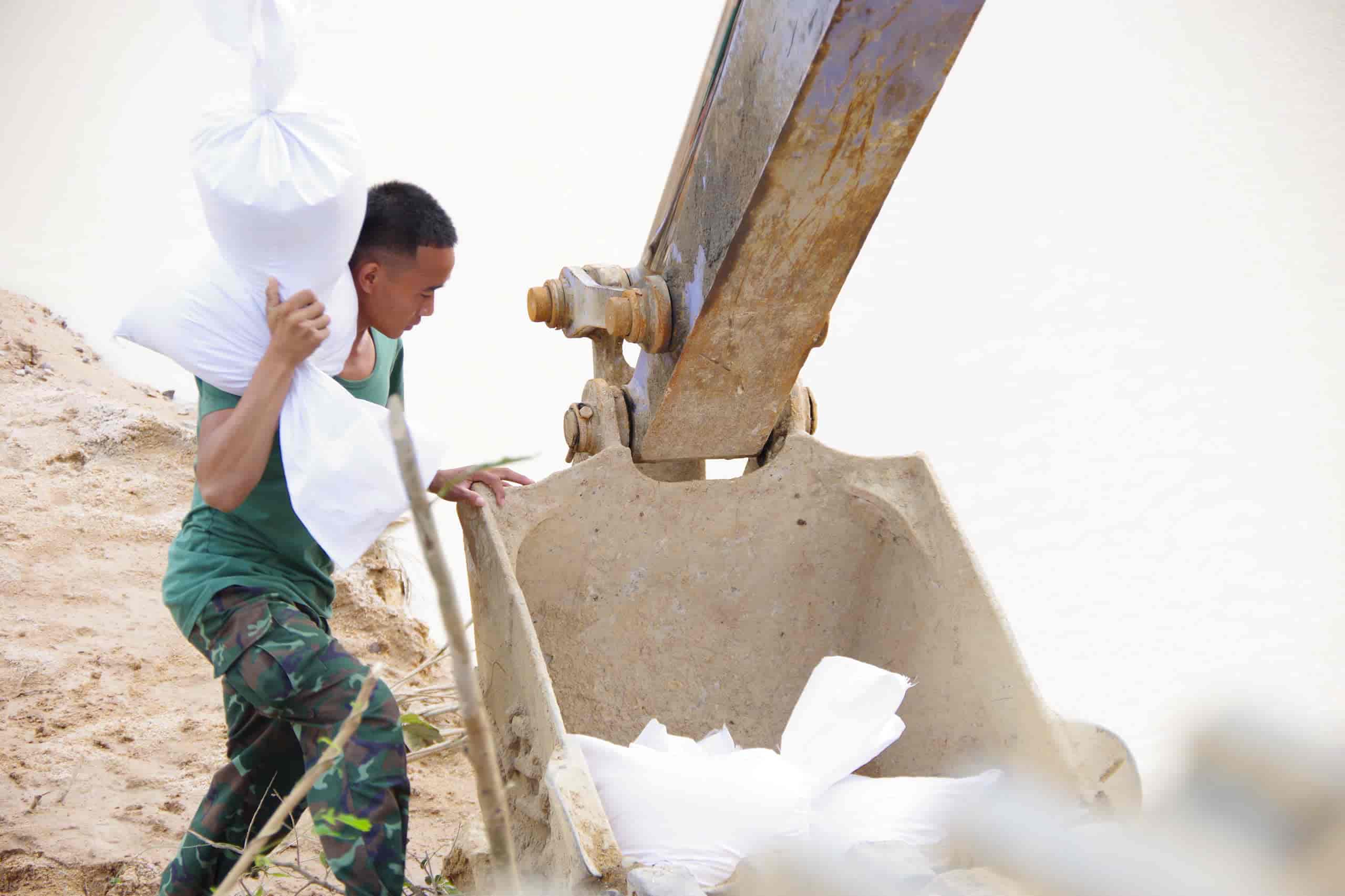 Bo doi vac bao cat gia co de ngan lu. Anh: Trong Loi 
