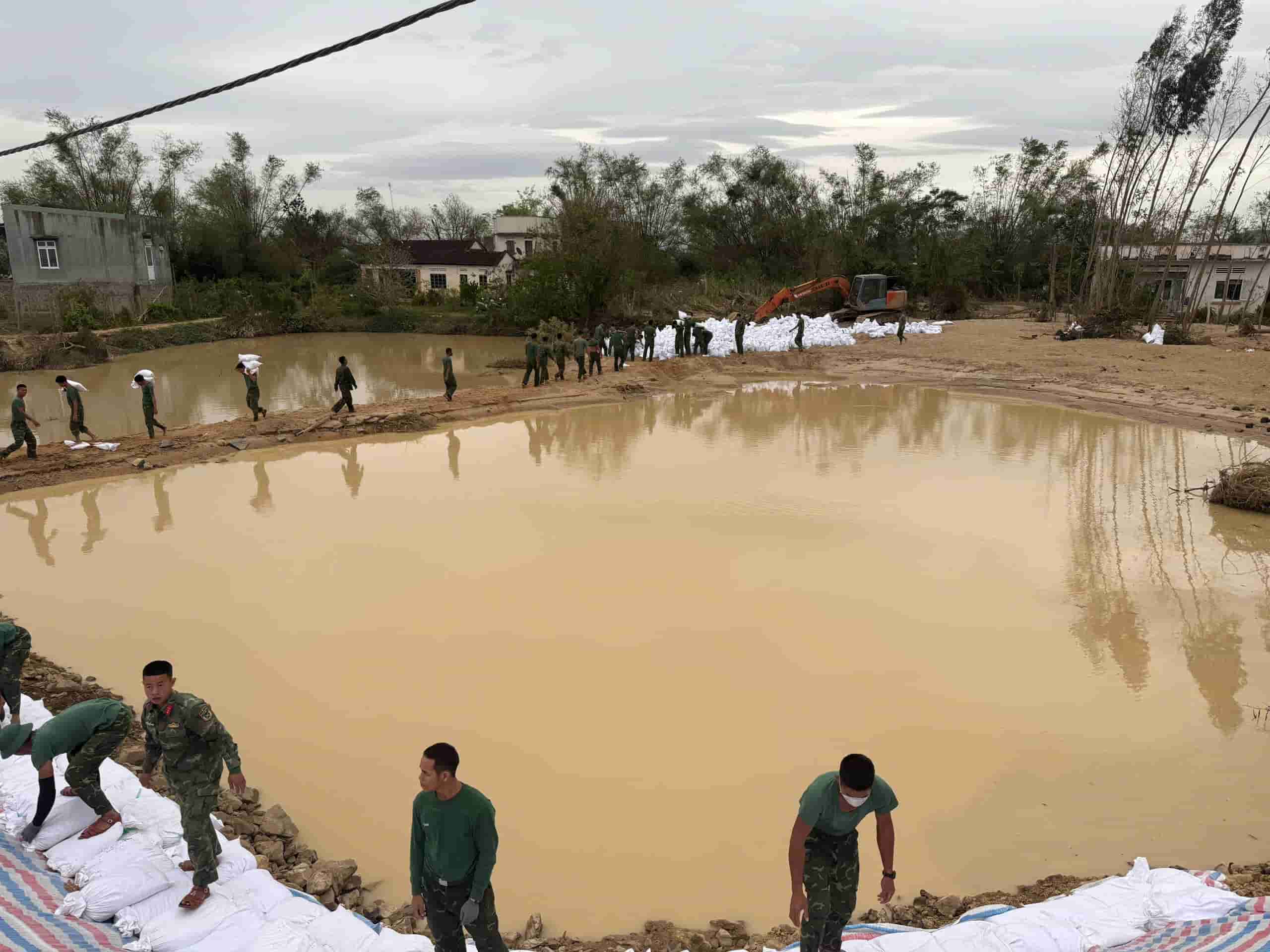 軍隊部隊は、沿岸地域の住民が台風15号に対処するのを支援するために動員されました。写真:チョン・リウ