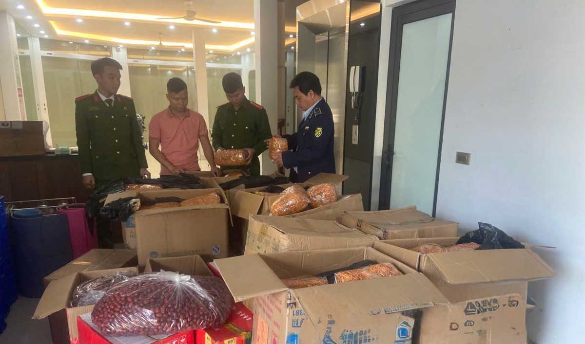 The authorities inspected the business household. Photo: Ninh Binh Province Market Management Department